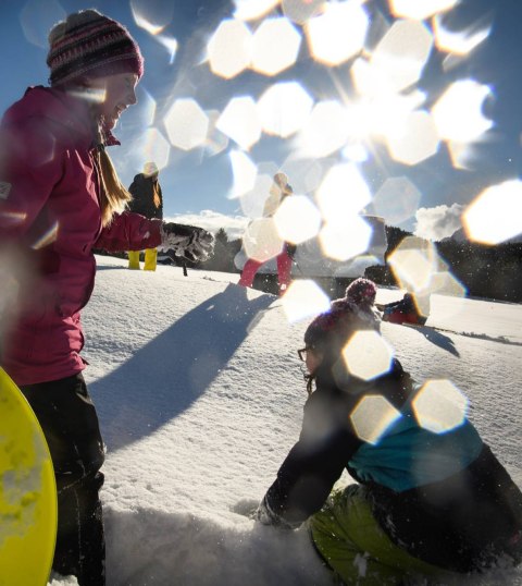 Schneeballschlacht in den Buckelwiesen unterm Karwendel, © Alpenwelt Karwendel | Philipp Gülland