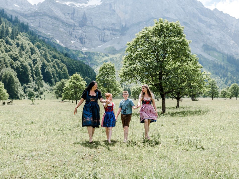 Die Gastgeberinnen des Alpengasthofes, © Veronika Anna Fleischmann