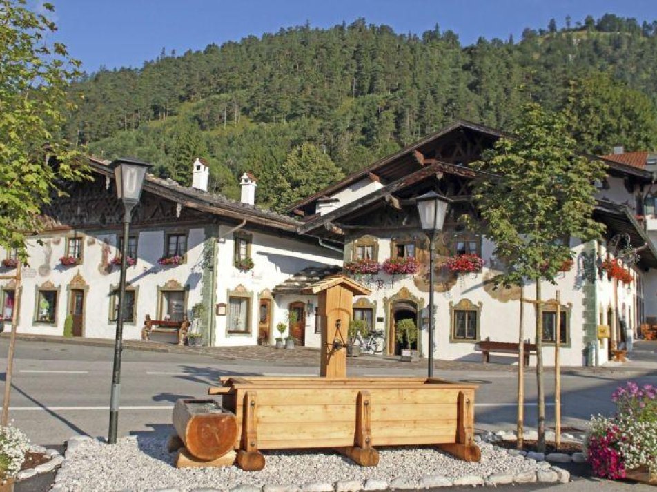 Historischer Schäfflertanz am Dorfplatz, © Alpenwelt Karwendel | Tourist-Information Wallgau