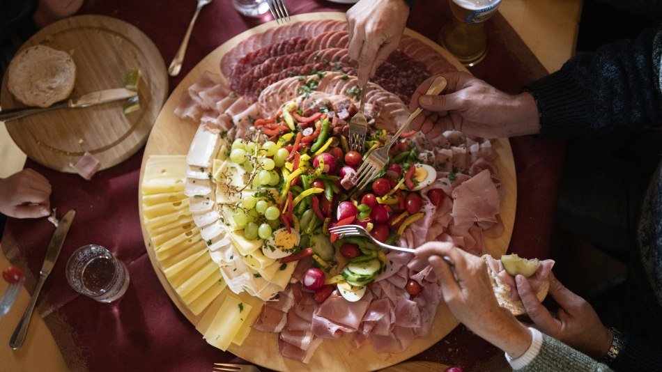 A variety of good food beautifully arranged on a wooden board, © Alpenwelt Karwendel | kreativ-instinkt.de