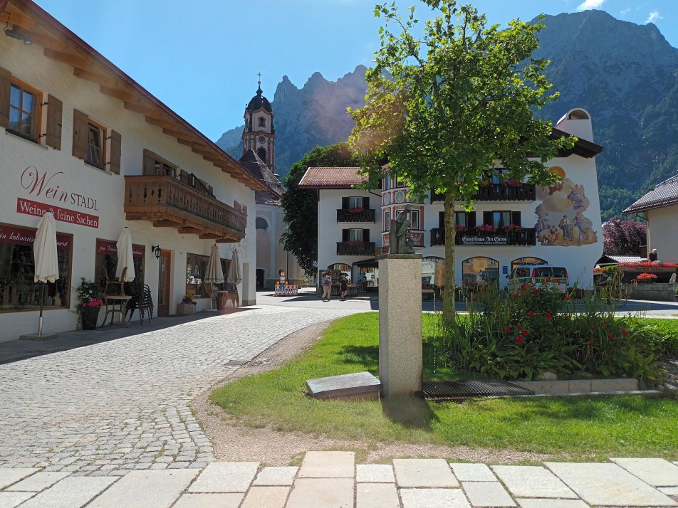 Die Grünanlage vor unserem Haus