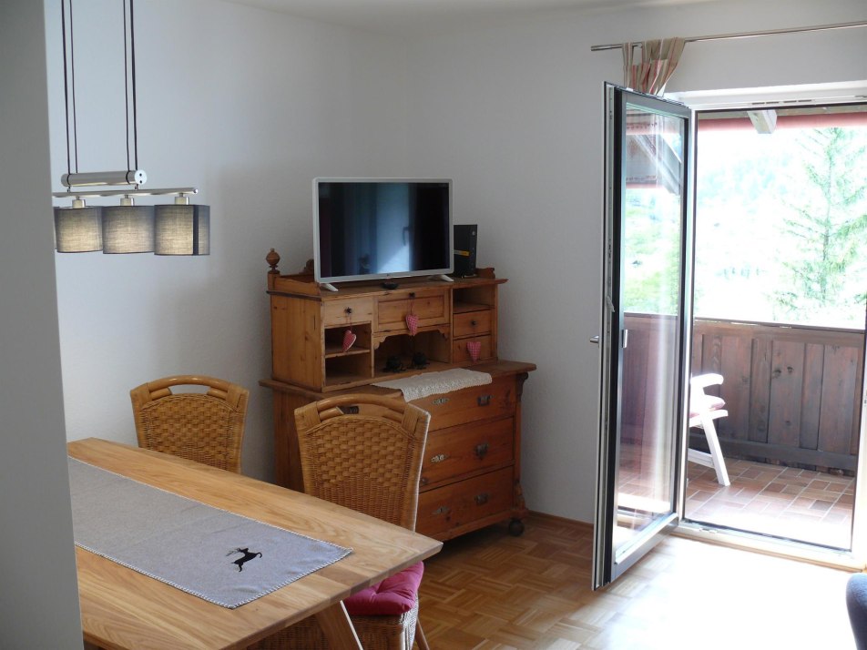wohnzimmer__angrenzender_balkon wohnzimmer__angrenzender_balkon
