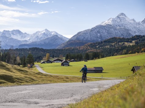 Frühlingstour mit dem E-Bike an den Buckelwiesen, © Alpenwelt Karwendel | Pierre Johne