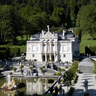 Das Königsschloss Linderhof nahe Ettal - Ausflugstipp der Alpenwelt Karwendel, ©  Bayerische Schlösserverwaltung | Foto: Veronika Freudling, München | www.linderhof.de