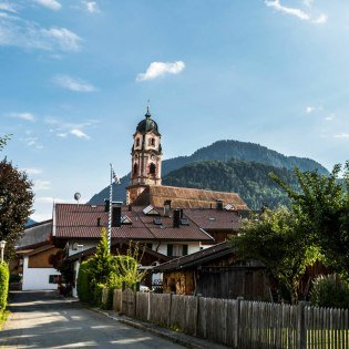 Mittenwald im Karwendel mit der Kirche St. Peter und Paul, © Zugspitz Region GmbH | Erika Sprengler