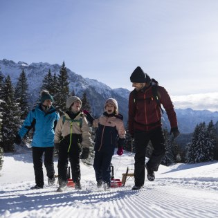 Familienfreuden beim Rodeln auf dem Kranzberg bei Mittenwald, © Alpenwelt Karwendel | kreativ-instinkt.de Familienfreuden beim Rodeln auf dem Kranzberg bei Mittenwald, © Alpenwelt Karwendel | kreativ-instinkt.de