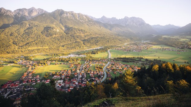 Blick vom Krepelschrofen auf Wallgau, Krün und Mittenwald mit Soiern- und Karwendelbergen, © Alpenwelt Karwendel | André Alexander @fromgestalter