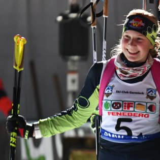 Christina Baader trainiert rund 15 Schulkinder im Skigau Werdenfels., © T. Baader