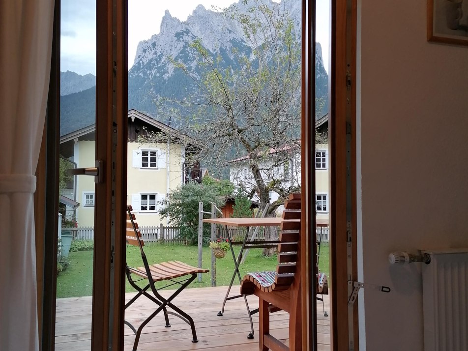 Blick von der Küche auf die Terrasse ☀️