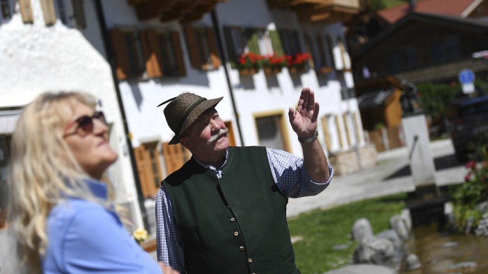 Litpold Wurmer zeigt Ihnen bei seiner Ortsführung die interessanten Details von Mittenwald, © Alpenwelt Karwendel | Angelika Warmuth