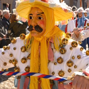 Maschkera beim Unsinnigen Donnerstag im Obermarkt Mittenwald, © Alpenwelt Karwendel |Dorian Beck