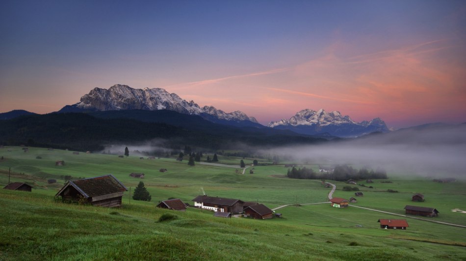 Stimmungsvoller Blick von den Buckelwiesen bei Mittenwald mit Wetterstein und Zugspitze., © Alpenwelt Karwendel | Maximilian Ziegler