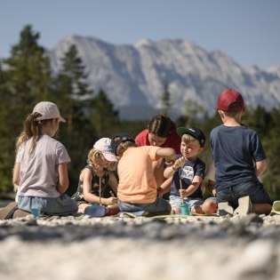 Aktiv im Sommer beim Floßbauen an der Isar - Kinderprogramm der Alpenwelt Karwendel, © Alpenwelt Karwendel | Philipp Gülland