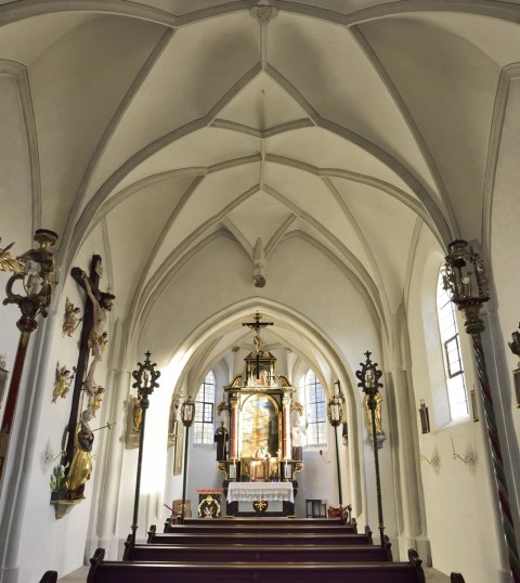 Innenraum mit Altar der St. Nikolaus Kirche am Friedhof Mittenwald , © Alpenwelt Karwendel | Stefan Eisend