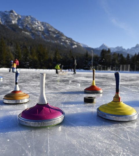 Traditionelles Eisstockschießen wird in Mittenwald, Krün und Wallgau auch für Gäste angeboten, © Alpenwelt Karwendel | Angelika Warmuth