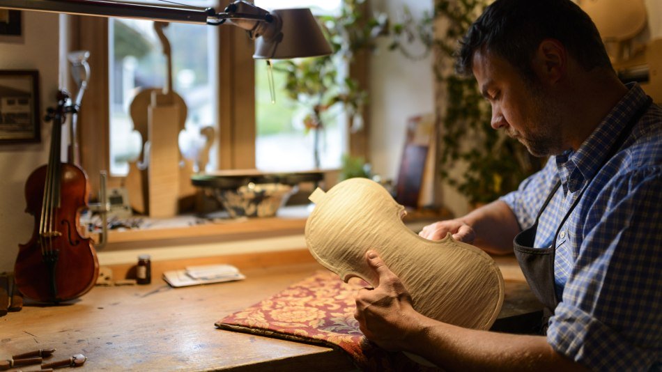 An existing tradition - Violin making in Mittenwald, © Alpenwelt Karwendel | Zugspitz Region