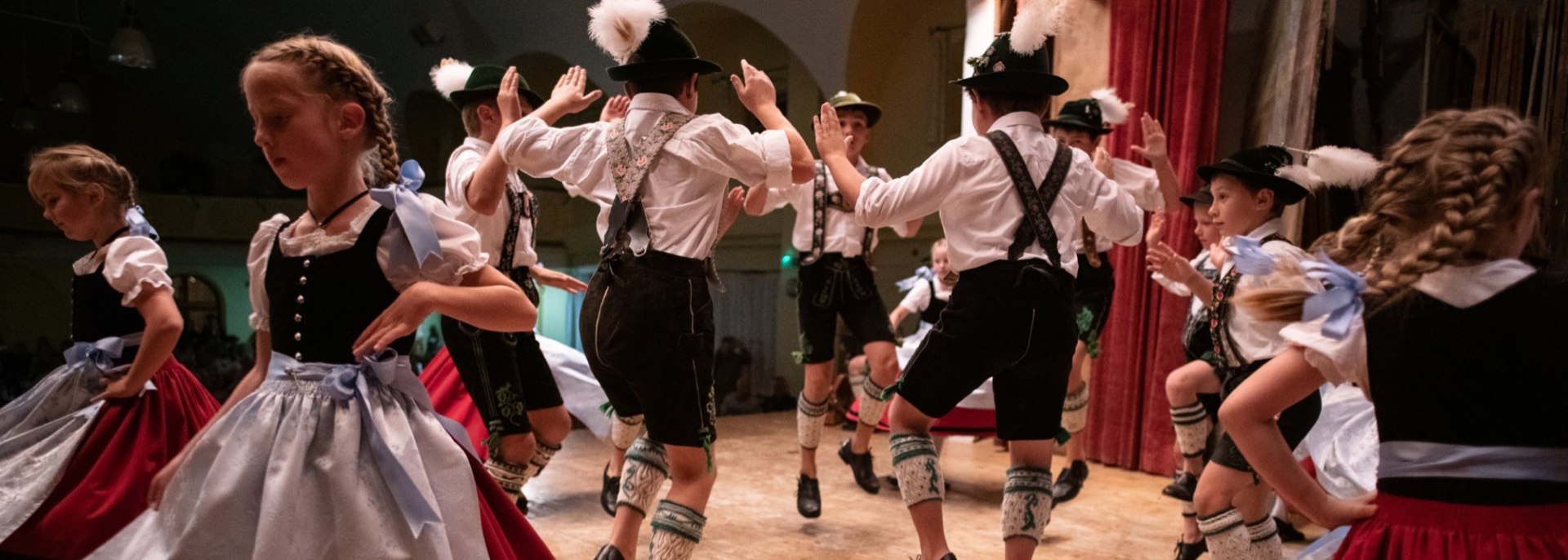 Junge Schuhplattler beim Heimatabend in Mittenwald, © Alpenwelt Karwendel | Philipp Gülland