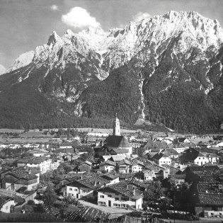 Mittenwald in Oberbayern, damals hatten noch fast alle Häuser ein Schindeldach., © Alpenwelt Karwendel | Franz-Paul Reindl