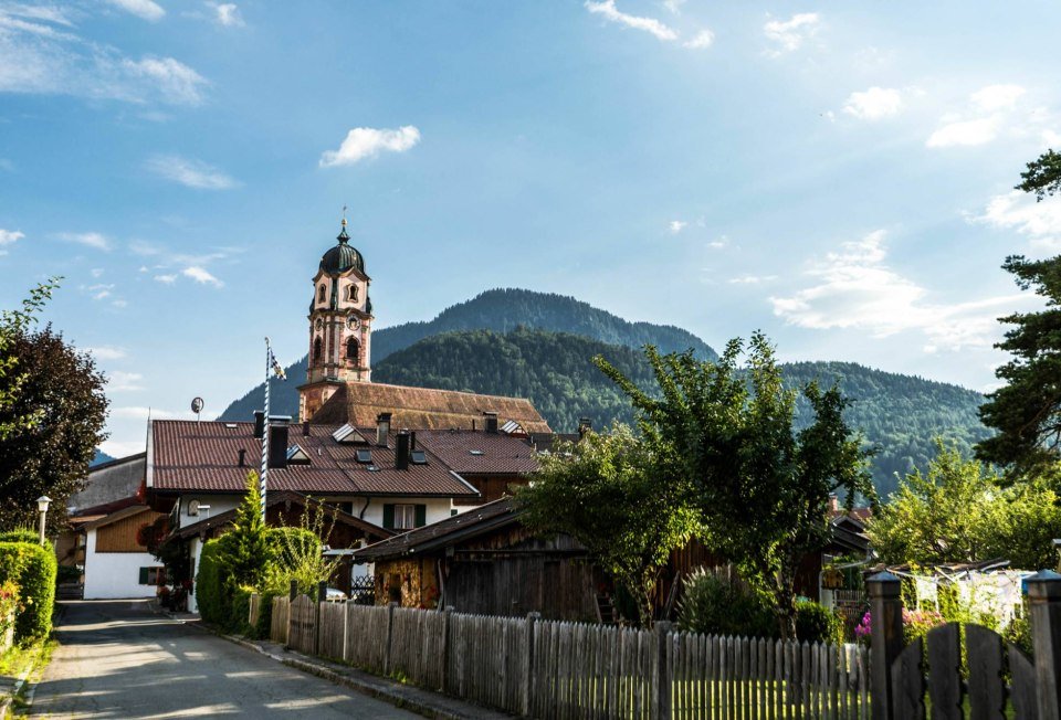 Mittenwald im Karwendel mit der Kirche St. Peter und Paul, © Zugspitz Region GmbH | Erika Sprengler