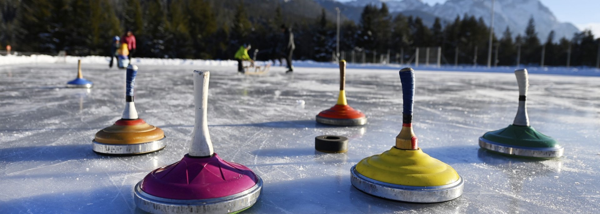 Traditionelles Eisstockschießen wird in Mittenwald, Krün und Wallgau auch für Gäste angeboten, © Alpenwelt Karwendel | Angelika Warmuth