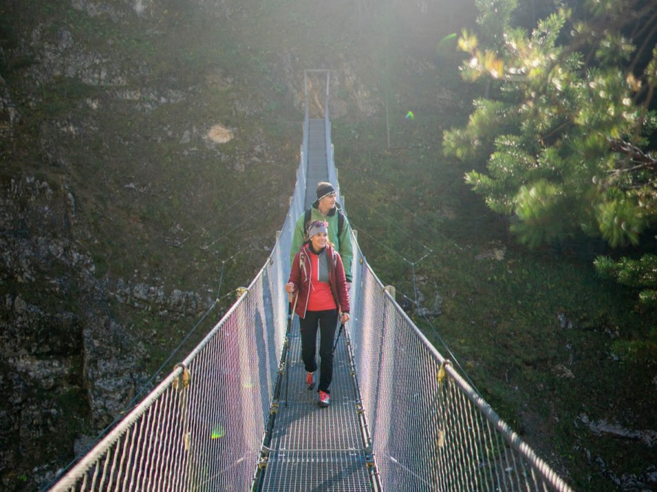 Hängebrücke an der Sulzlebachklamm bei Mittenwald, © Alpenwelt Karwendel | Dietmar Denger
