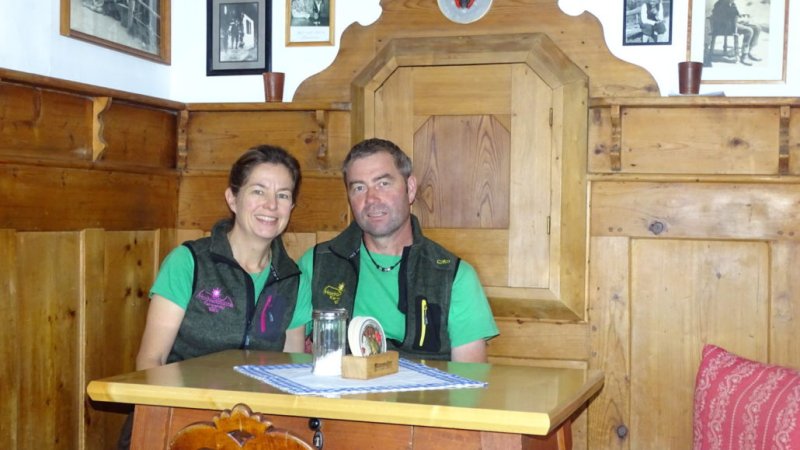 Brigitte und Stefan Müller – die Wirtsfamilie auf der Hochlandhütte im Karwendelgebirge, © Alpenwelt Karwendel | Andrea Schmölzer