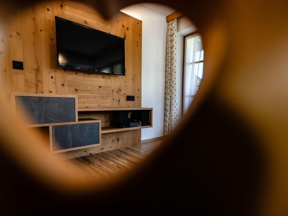 warme, wohnliche TV Massivholzwand