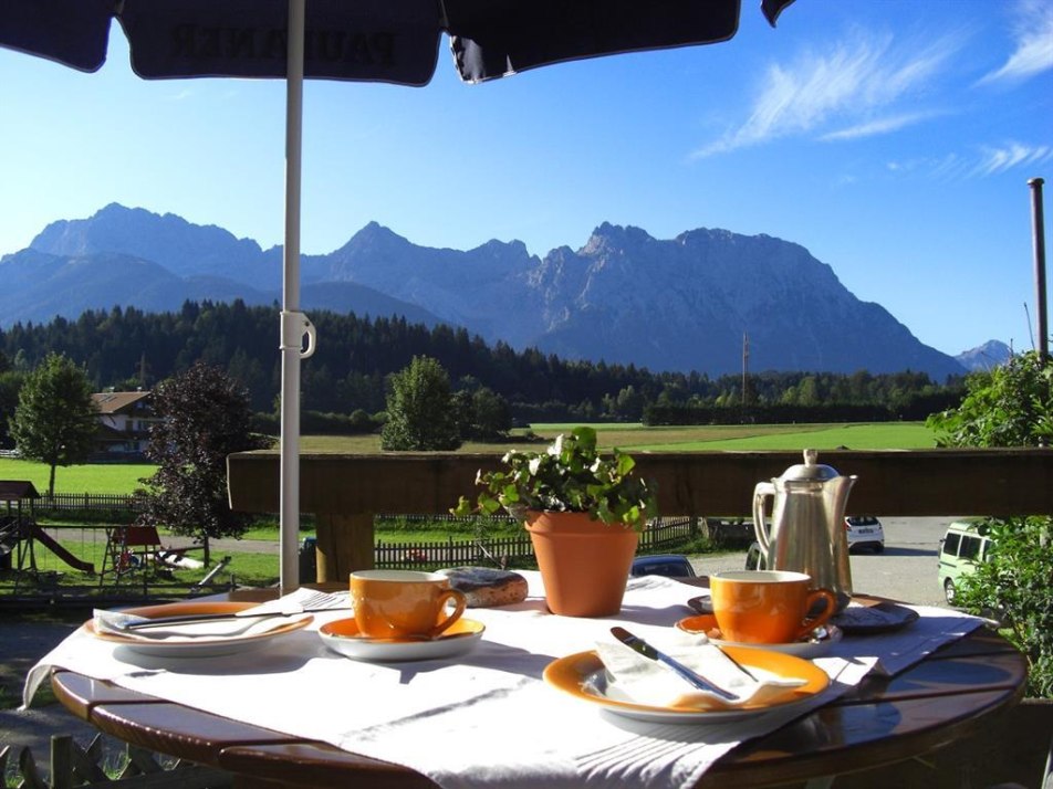 Terrasse beim Frühstück, © Kriner-Barmsee