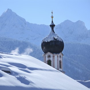 Die Kirche St. Sebastian in der Krüner Wintersonne , © Alpenwelt Karwendel | Christoph Schober