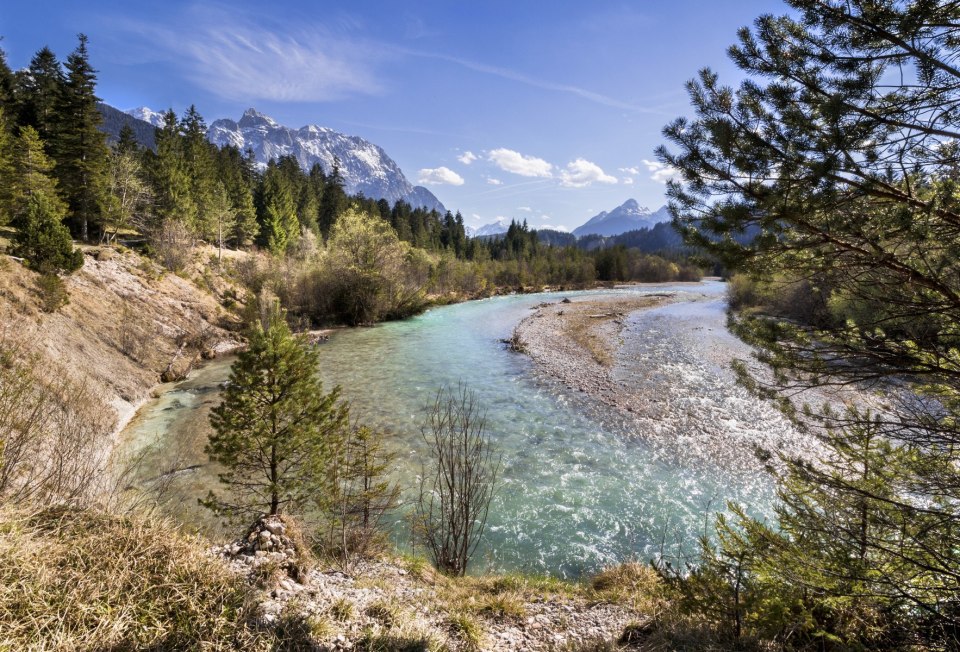 Ausblicke auf die kristallklare Isar gibt es beim Wandern, Radfahren und Bergsteigen rund um Mittenwald, Krün und Wallgau, © Alpenwelt Karwendel | Wera Tuma