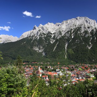 Blick auf den Luftkurort Mittenwald mit Karwendelmassiv, © Alpenwelt Karwendel | Rudolf Pohmann