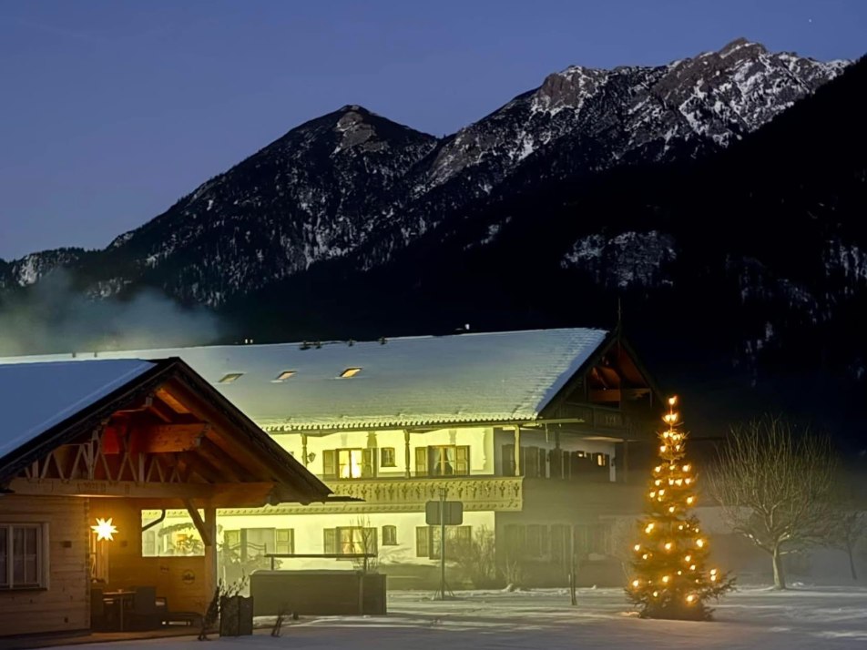Hof mit Weihnachtsbaum