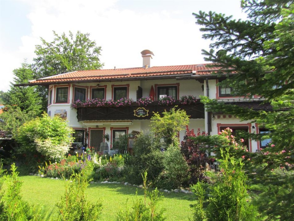 Garten mit Blick auf das Haus