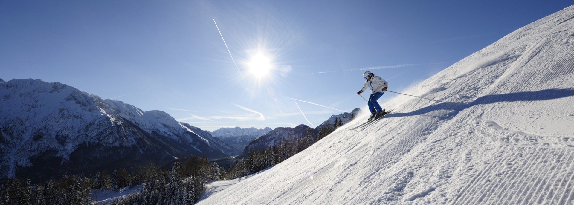 Skifahrer am Kranzberg mit herrlichem Panorama, © Alpenwelt Karwendel | Wolfgang Ehn