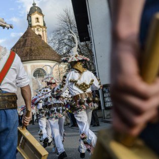 Viele Bunte Wesen mit Holzlafen und aufwändigen Gewändern treiben in der Faschingszeit ihr Unwesen., © Alpenwelt Karwendel | Zugspitz Region Viele Bunte Wesen mit Holzlafen und aufwändigen Gewändern treiben in der Faschingszeit ihr Unwesen., © Alpenwelt Karwendel | Zugspitz Region