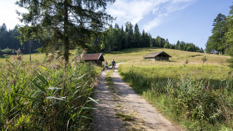 Unterwegs auf der Drei Seen Wanderung mit Barmsee, Geroldsee und Grubsee, © Alpenwelt Karwendel | Gregor Lengler