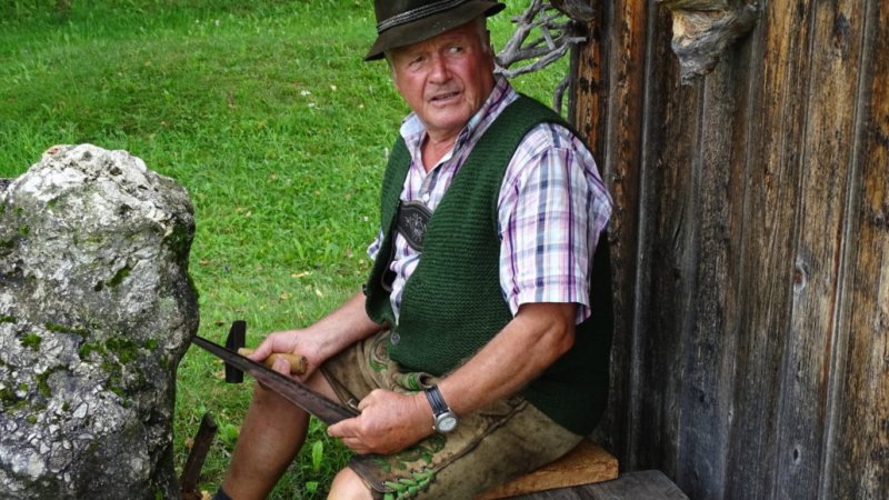 Manfred bei seinem speziellen Dengel-Stein, © Alpenwelt Karwendel | Andrea Schmölzer Manfred bei seinem speziellen Dengel-Stein, © Alpenwelt Karwendel | Andrea Schmölzer