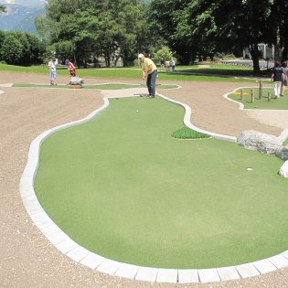 Ein ganz besonderer Minigolfplatz im Kurpark Puit in Mittenwald, © Alpenwelt Karwendel | Helmut Lenk