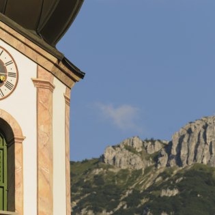 Kirchturm der Pfarrkirche St. Sebstian in Krün mit Signalkopf, © Alpenwelt Karwendel | Wolfgang Ehn