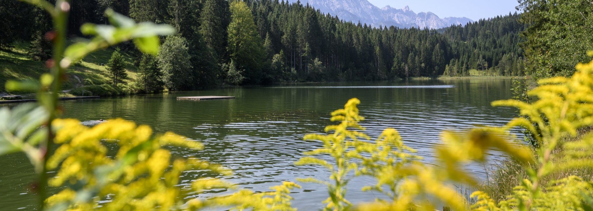 Grubsee with a View of the Wetterstein Mountains, © Alpenwelt Karwendel | Gregor Lengler Grubsee with a View of the Wetterstein Mountains, © Alpenwelt Karwendel | Gregor Lengler