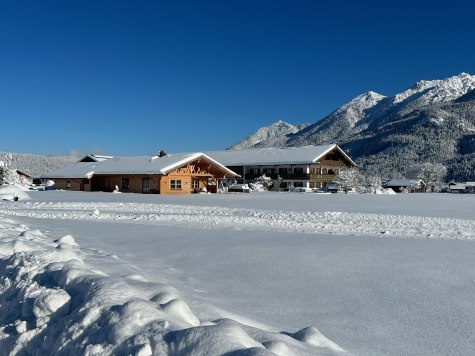 Winterlandschaft mit Loipe am Hof