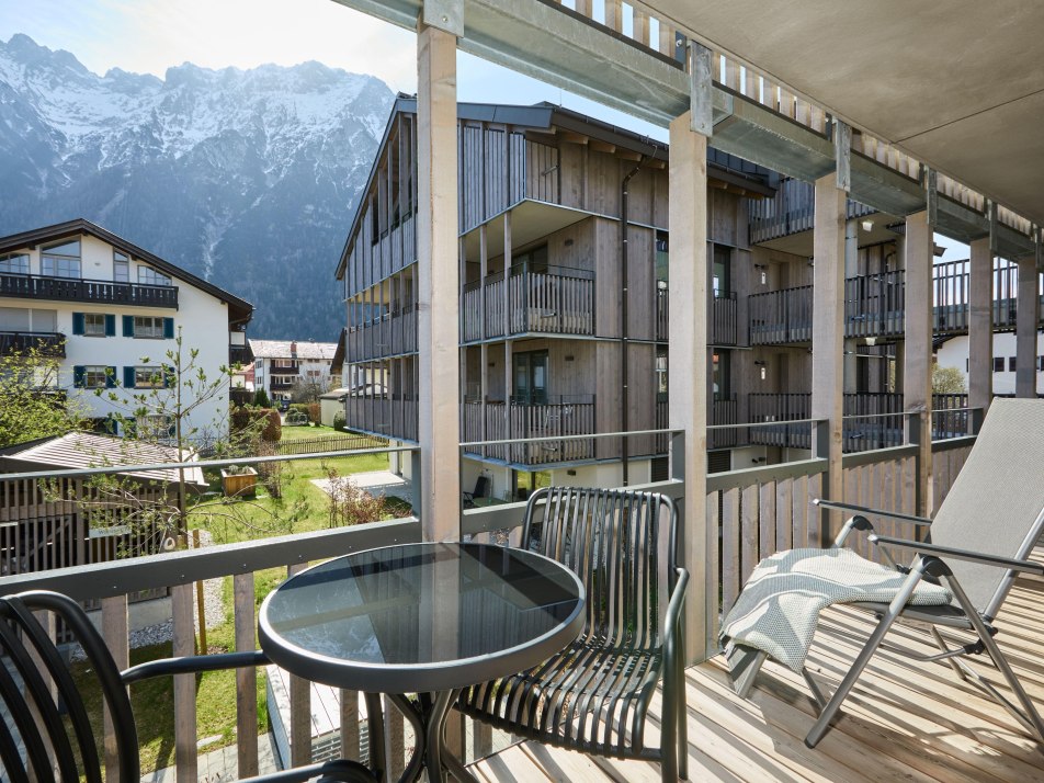 sonniger Balkon mit Bergblick