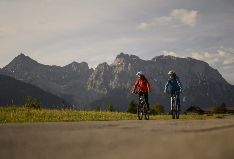 Aussichtsreiche Biketour mit Blick auf die Karwendelberge. Unterwegs an den Buckelwiesen zwischen Krün und Mittenwald., © Alpenwelt Karwendel | Philipp Gülland