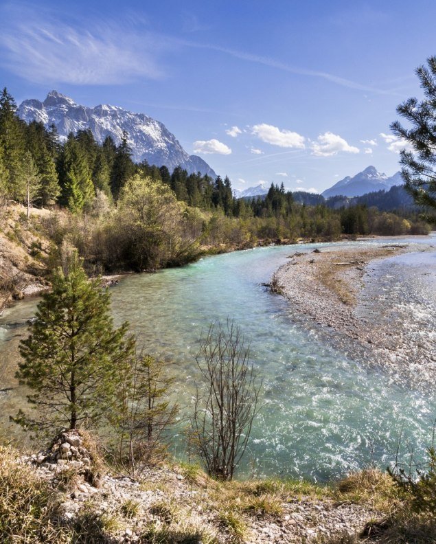 Ausblicke auf die kristallklare Isar gibt es beim Wandern, Radfahren und Bergsteigen rund um Mittenwald, Krün und Wallgau, © Alpenwelt Karwendel | Wera Tuma