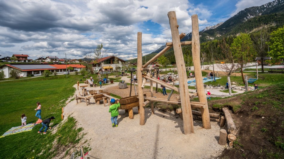 Der Spielplatz im Grieß nahe der Isar in Krün , © Alpenwelt Karwendel | Hannes Holzer Der Spielplatz im Grieß nahe der Isar in Krün , © Alpenwelt Karwendel | Hannes Holzer
