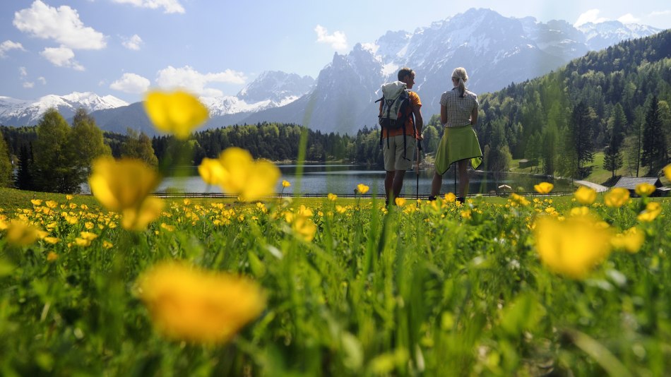 Paar wandert am Lautersee, © Alpenwelt Karwendel | Zugspitz Region GmbH, Wolfgang Ehn