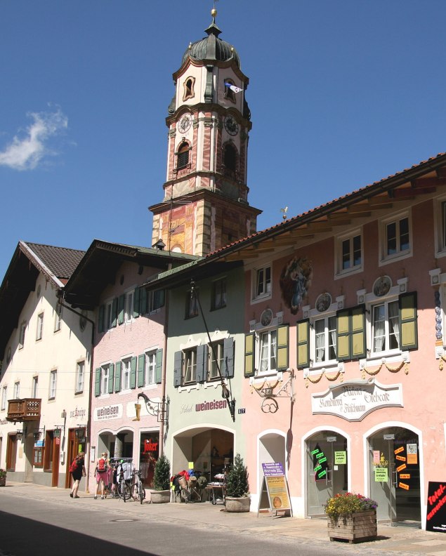 Die Hochstrasse mit bemalten Häusern und Blick zur Pfarrkirche, © Alpenwelt Karwendel | Rudolf Pohmann