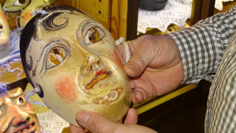 Zahlreiche handgefertigte Larven finden sich bei Geigenbauer Georg Neuner aus Mittenwald, © Alpenwelt Karwendel | Andrea Schmölzer Zahlreiche handgefertigte Larven finden sich bei Geigenbauer Georg Neuner aus Mittenwald, © Alpenwelt Karwendel | Andrea Schmölzer
