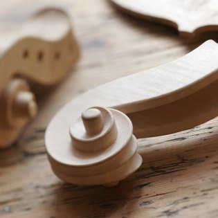 Geigenhals im Rohzustand vor der Weiterverarbeitung, © Alpenwelt Karwendel / Wolfgang Pfisterer Geigenhals im Rohzustand vor der Weiterverarbeitung, © Alpenwelt Karwendel / Wolfgang Pfisterer