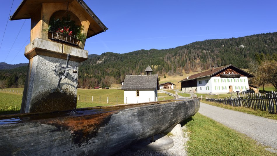Kapelle und Bauernhof im Krüner Ortsteil Gerold, © Alpenwelt Karwendel | Stefan Eisend